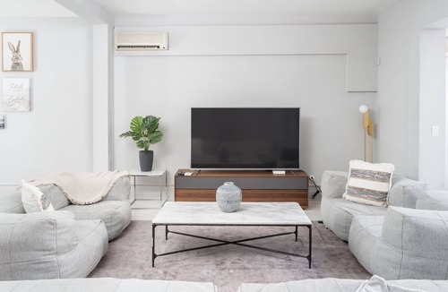 Quartier des Spectacles House | Private TownHouse/Jaccuzzi Pool table &2 terrasses