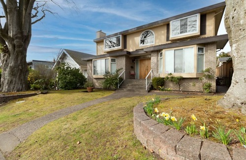 Shaughnessy House | Private very bright room E on the top floor with ensuite bathroom , air con.