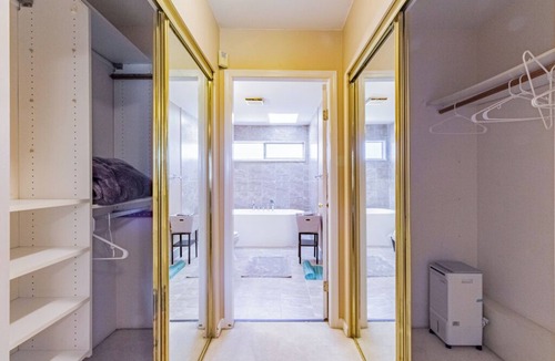 Shaughnessy House | Private very bright room E on the top floor with ensuite bathroom , air con.