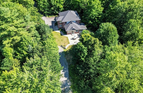 Lac-McGregor House | Private Waterfront Cottage- A Family-Friendly Escape with fun and relaxation