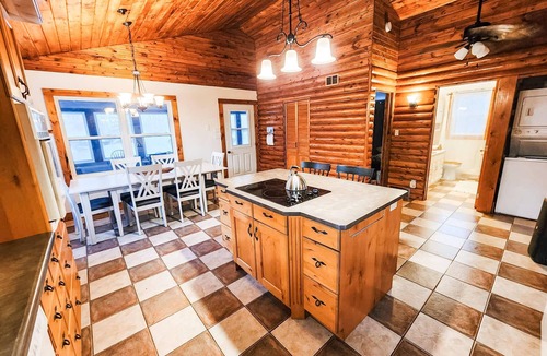 Lac du Bonnet Cabin | Private Waterfront Cabin with Hot Tub & Boat Dock with Swim Ladder