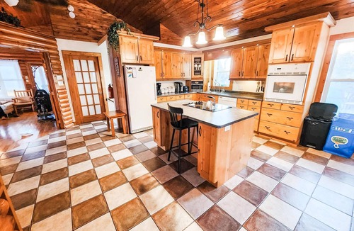 Lac du Bonnet Cabin | Private Waterfront Cabin with Hot Tub & Boat Dock with Swim Ladder
