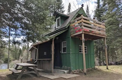 Kearney Cabin | Private waterfront bunkie cabin + RV trailer