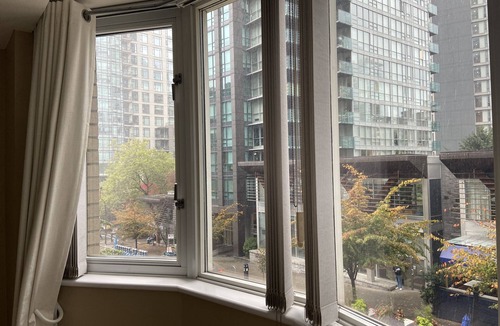 Coal Harbour House | Private West Coast Townhouse in the Heart of Coal Harbour - Courtyard Secure