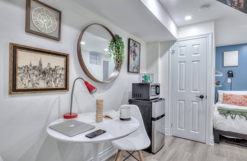 Pickering House | Private | WiFi | Queen Bed | TV | Desk | Cafe | Free Parking | Pickering Casino