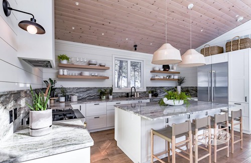 Muskoka Lakes Cottage | Professionally styled luxurious 4 bdrm 3 bath cottage on Lake Joe!