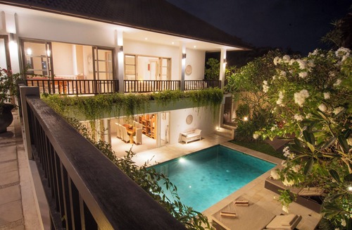 Batu Bolong House | Puri Temple; fully serviced 3 Bedroom Villa, Central Canggu. Close to the beach.