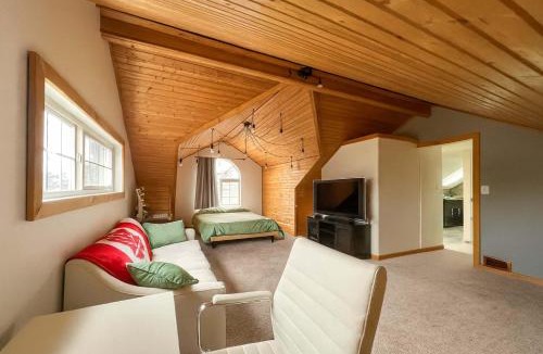 Saanich East Apartment | Quaint Attic Suite w Pool & Deck Access