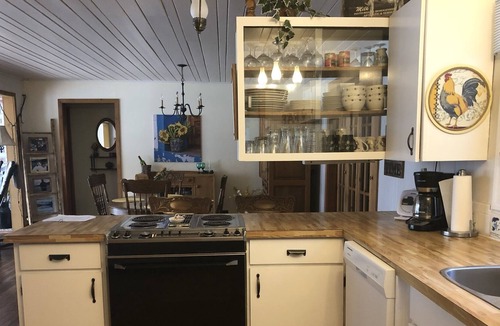 Christina Lake Cottage | Quaint Lakefront cottage that sleeps 10. Deck, hot tub and large fenced yard.