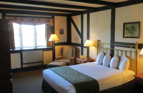 Saanichton Hotel | Quality Inn Waddling Dog
