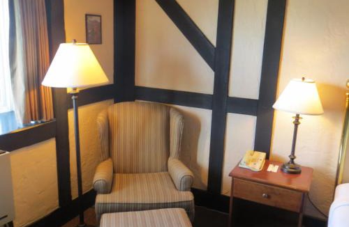 Saanichton Hotel | Quality Inn Waddling Dog