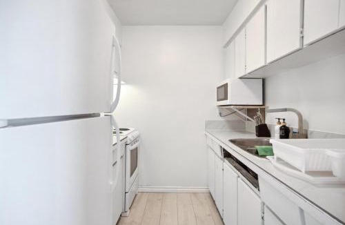 Riley Park Apartment | Queen Elizabeth Garden Stay with Parking and King Bed for 6
