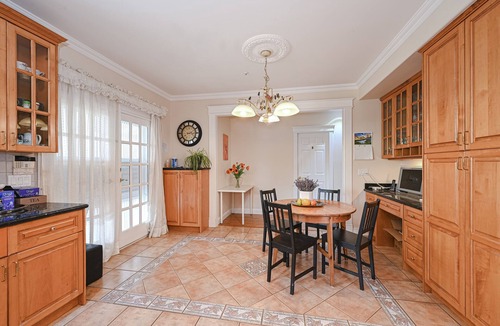 Riley Park-Little Mountain House | Queen Elizabeth Home - in the heart of Vancouver