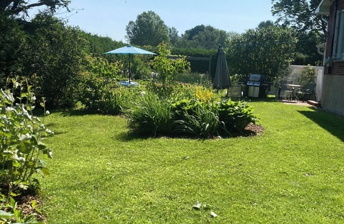 Cowansville Apartment | Quiet and bright studio,near wine roads,zoo,waterslides,golf,spas& breweries !