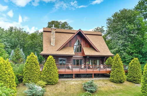Saint-Andre-d'Argenteuil Ski Chalet | Quiet Escape in a Log cabin Overlooking the Bay. Hottub, Nature and Tranquility.