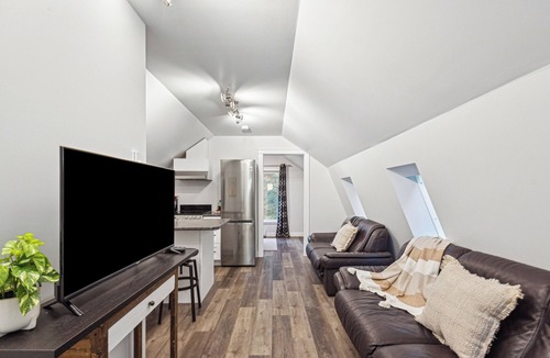 Shawnigan Lake Apartment | Quiet carriage suite near vinyards and lake