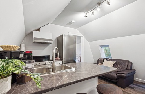 Shawnigan Lake Apartment | Quiet carriage suite near vinyards and lake