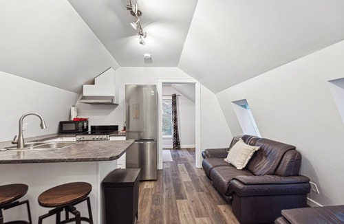 Shawnigan Lake Apartment | Quiet carriage suite near vinyards and lake