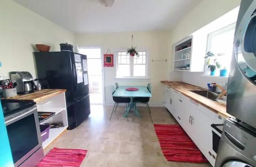 Castlegar House | Quiet, Family Friendly Suite Downtown Castlegar