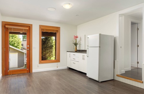 Dundarave House | Quiet Modern Dundadrave Oasis