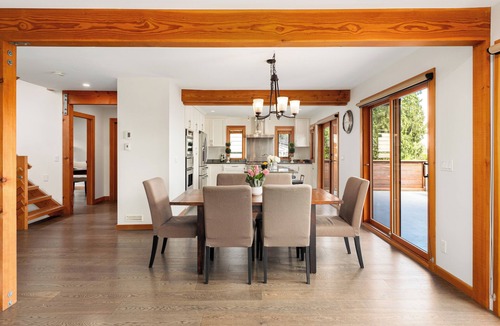 Dundarave House | Quiet Modern Dundadrave Oasis