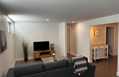 Glenmore Apartment | Quiet nest in the Old Glenmore, 7 mins to UBC or downtown, 1 hr to Big White.