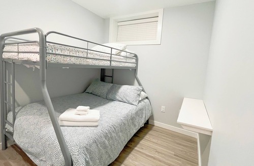Fraserview House | Quite & Clean Modern Private 3 Bedroom 2 Bath Suite