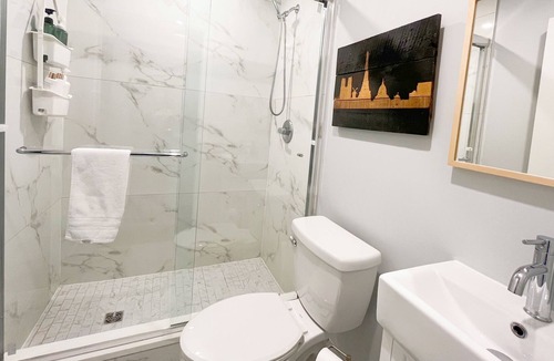Fraserview House | Quite & Clean Modern Private 3 Bedroom 2 Bath Suite