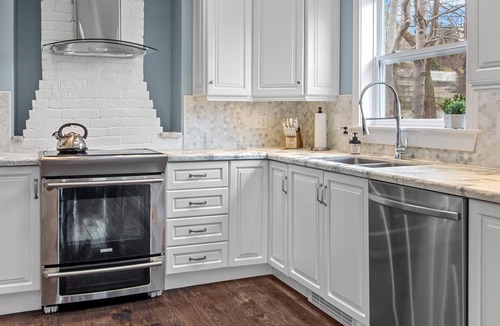 Quidi Vidi House | QV Lake House | 5Bd | Gym | Bar | Theatre