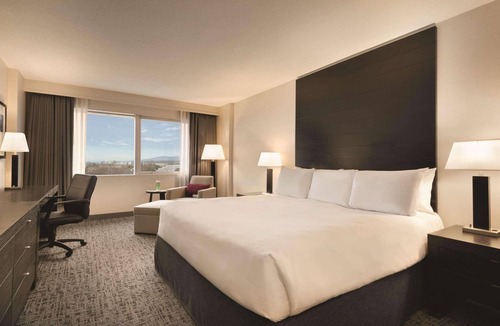 Golden Village Hotel | Radisson Hotel Vancouver Airport