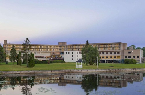 Belleville Hotel | Ramada by Wyndham Belleville Harbourview Conference Center