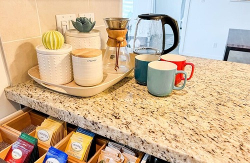 Crosstown Condo | ★Rare City Oasis★✓King Bed✓View✓Parking✓Gym✓HotTub