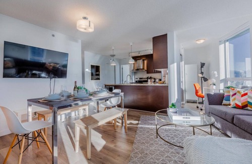 Crosstown Condo | ★Rare City Oasis★✓King Bed✓View✓Parking✓Gym✓HotTub