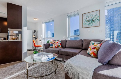 Crosstown Condo | ★Rare City Oasis★✓King Bed✓View✓Parking✓Gym✓HotTub