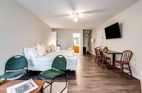 Dwight Cabin | Rare Muskoka Chalet Suite - B7
