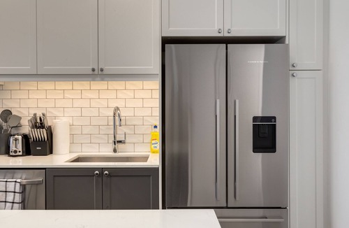 Sunnyside Apartment | *Rare* Splendid City View Condo- Trendy Kensington