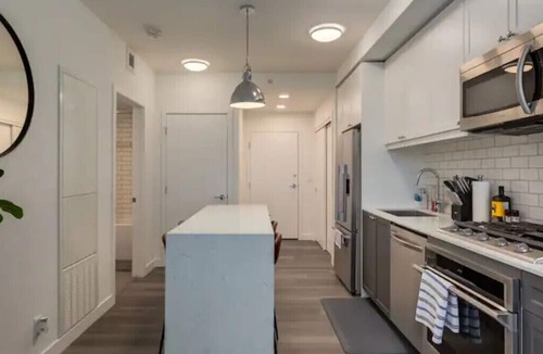 Sunnyside Condo | *Rare View* Amazing Condo in Trendy Kensington
