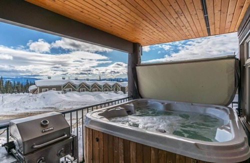Big White Ski Resort Apartment | Raven's Nest - Pet Friendly w/Hot Tub, Nice View
