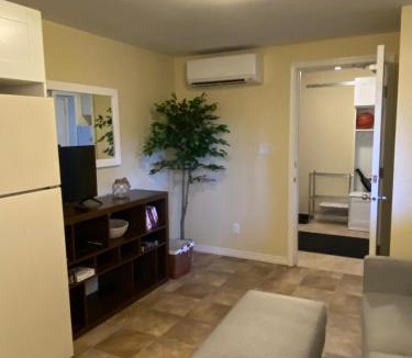 Colwood Apartment | Ravens Nest Cozy Lower One Bedroom Suite