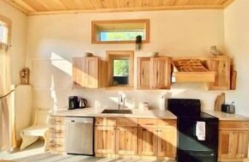 Britt Cabin | Red cabin on the river, w/a 3 story “bunkbed room”
