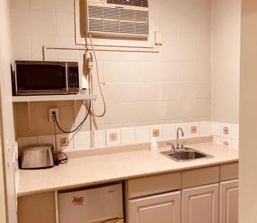 Montgomery Hotel | Red Carpet Inn & Suites