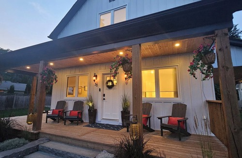 Historic Old Town Apartment | Redwood Suite (Broken Pine)
