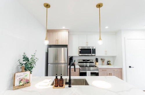 Winnipeg Apartment | *Refresh | Central & Trendy | 5 min to downtown*