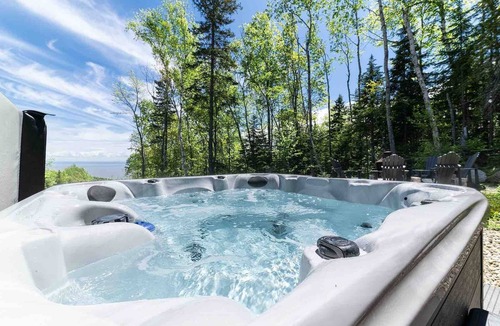 Les Eboulements Ski Chalet | Refuge 1: River Views & Private Spa Retreat