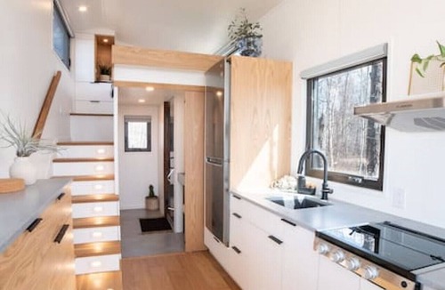 Central Alberta House | Refuge Bay's Aqua Tiny Home - Luxury Off Grid Escape