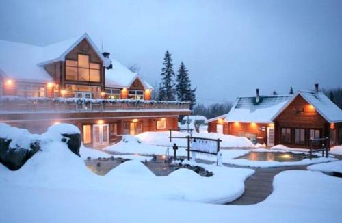 Notre-Dame-Auxiliatrice-de-Buckland House | Refuge du Massif - Halte au cœur du village