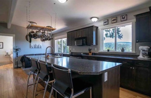 North Cowichan House | Relax at Maple Mountain Hilltop Retreat w/ Hot Tub