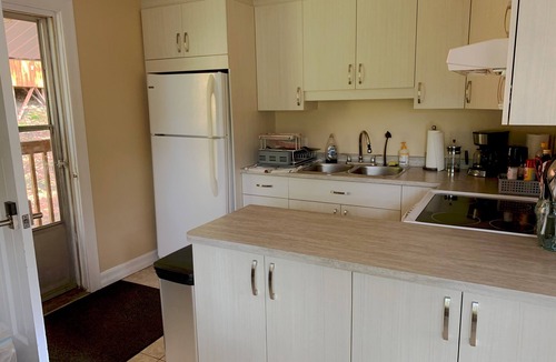 Val-des-Monts Cottage | Relax on the Shores of Charming Lac McArthur
