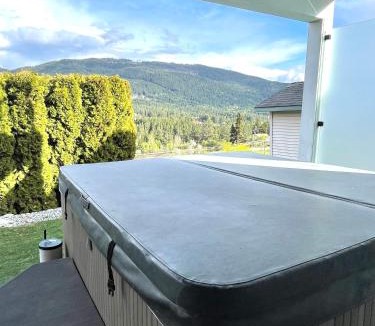 Foothills Apartment | Relaxing 3 bedroom suite, near Silver Star Resort