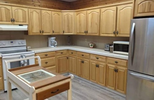 Sorrento House | Relaxing Blue House on the Farm, 8 minutes from the lake!